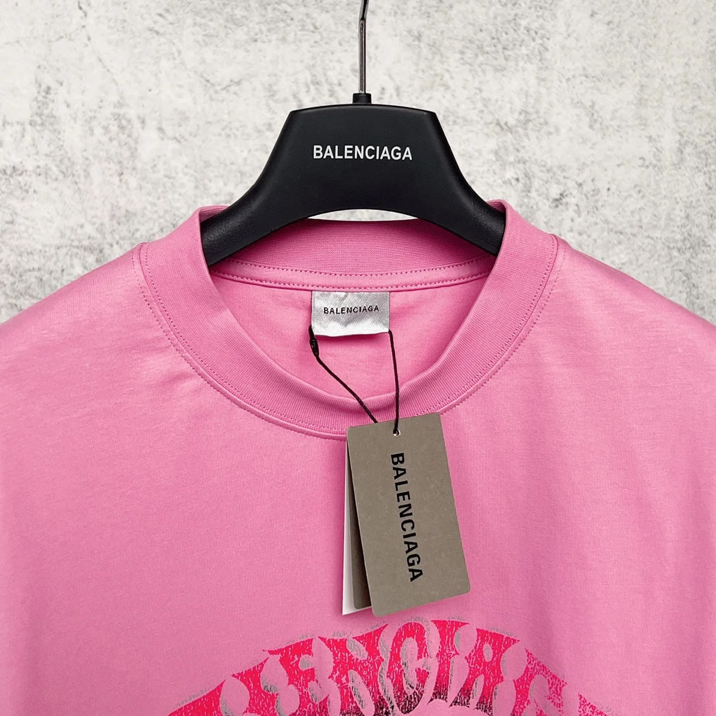 【 . Quality】BALENCI*GA/ .SS 26 New Arrival 。 T 。 . Authentic 。 ！ ZP 。 260 ， . ， ， 。 。 ， 。 OS . Same Style ：BL 263781 ：Black White Pink Gray Size：XS S M L